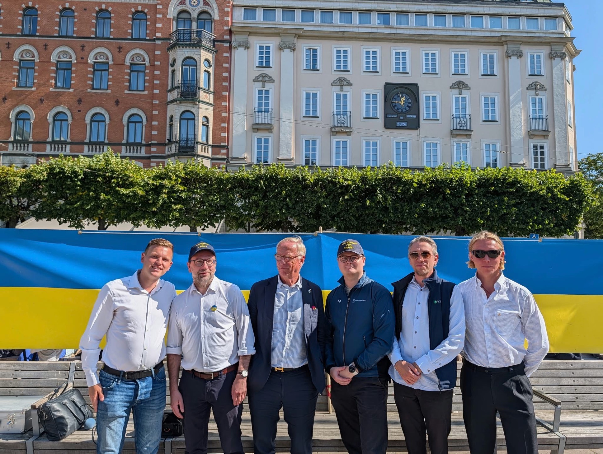 Ludvig Filhm tillsammans med atlantister framför ukrainska flaggan på Norrmalmstorg